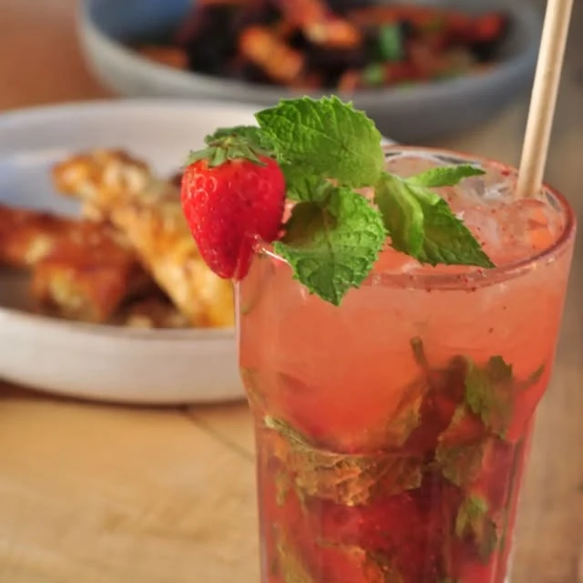 Cocktail com morangos e hortelã do Yabalulu