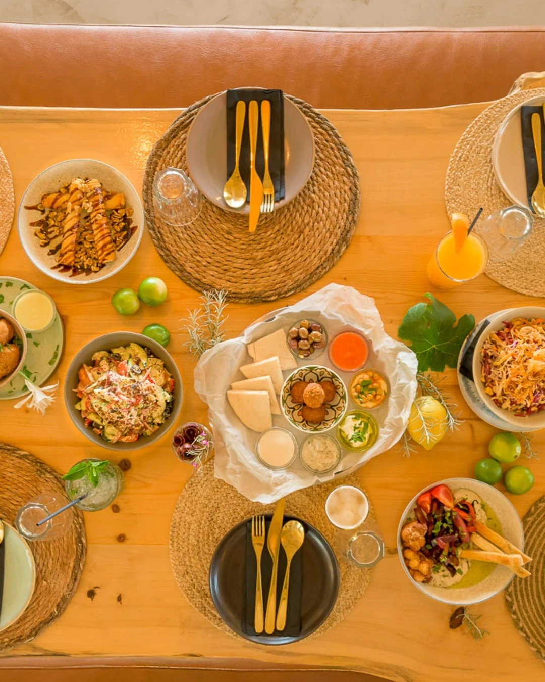 Mesa do Yabalulu com pratos vegetarianos para partilhar