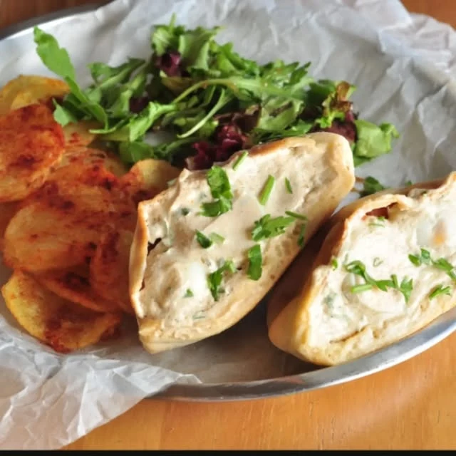 Prato vegetariano com salada e pão recheado