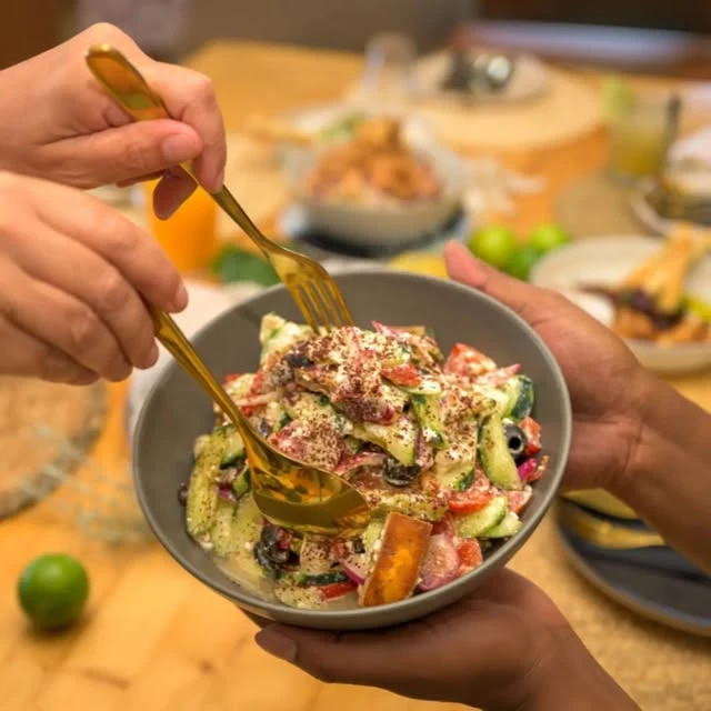 Salada fresca do Yabalulu com abacate, tomate e pepino