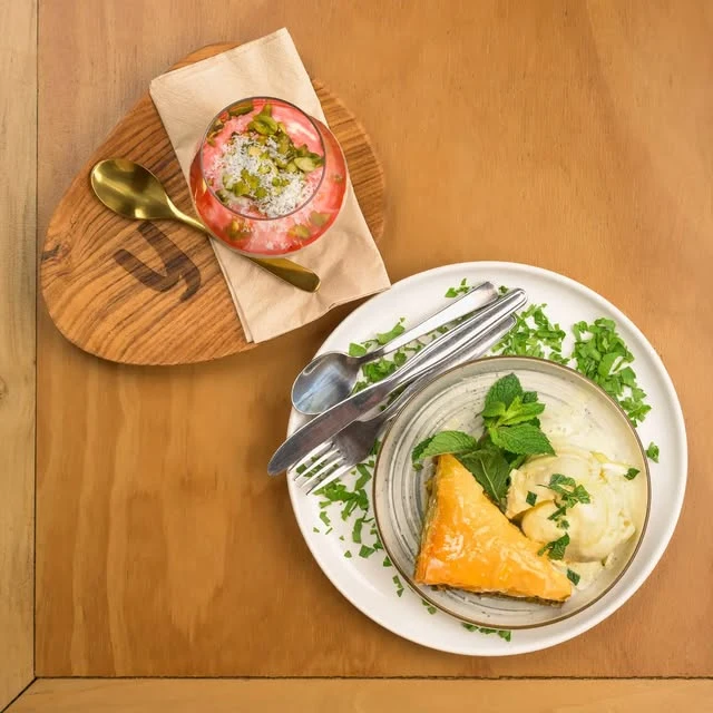 Sobremesa e bebida servidas à mesa do Yabalulu